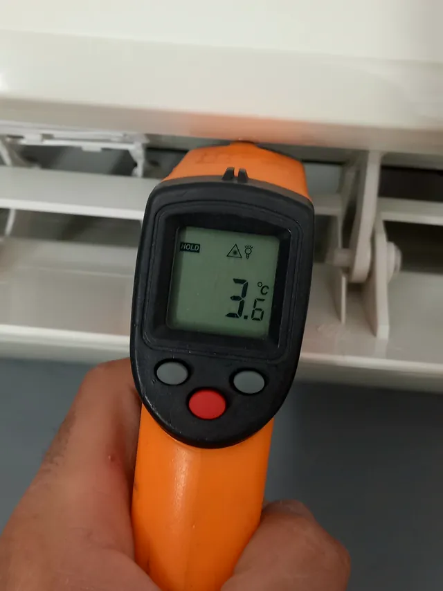 Termômetro infravermelho medindo a temperatura do ar na saída da evaporadora